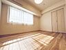 室内：在宅ワークや趣味の部屋としても使いやすい洋室。落ち着いた雰囲気の空間で、周囲を気にせず集中できる環境が整っています。ライフスタイルに合わせて柔軟に使える一室です。