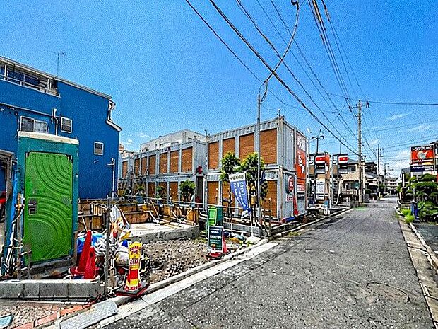 ゆとりのある前面道路に面した現地の様子です。周辺は閑静な住宅街が形成されており、落ち着いた住環境の中で穏やかな新生活を送れます。