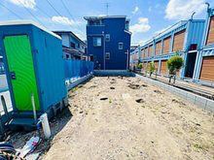 現地では建築工事が順調に進行中です。周辺は落ち着いた住宅街が広がり、ゆとりある街並みの中で新生活をイメージしやすい住環境となっています。