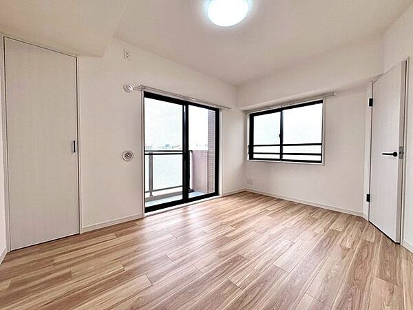 穏やかな寛ぎを届ける上質仕様のゆとりある洋室。自分の時間を充実させながら心豊かにできるプライベート空間。バルコニーにも面し、風通しも良く、明るい陽射しが入る心地よい空間です。
