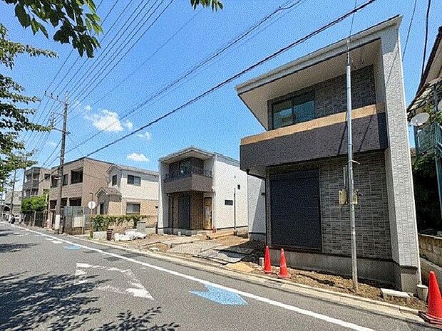 前面道路を含む外観
