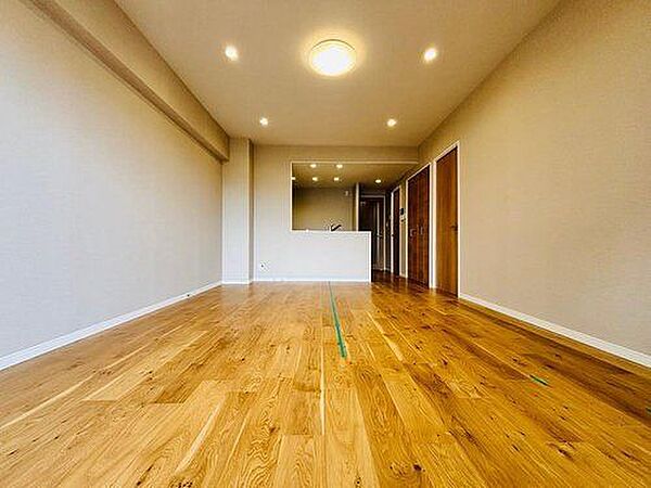 南向きのバルコニーが大きいので明るく照れされた居心地のいいLDKになります。換気もしやすく、休日はゆっくりくつろげますね♪集いの場、憩いの場としての快適性を求めたやすらぎの空間です。