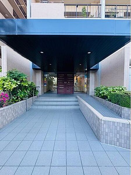 高級感漂うシックな色調のエントランス。スロープも併設されており、ベビーカーや重い荷物をお持ちの際もスムーズに移動できるバリアフリー設計です。管理の行き届いた清潔感のある佇まいが、の安心感を高めます。