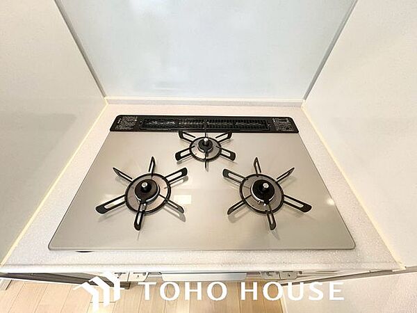 同時に複数の料理を進めやすい3口ガスコンロを採用。忙しい朝のお弁当作りから、帰宅後の夕食準備まで活躍します。自炊を楽しみたい方にも嬉しいキッチン設備です。