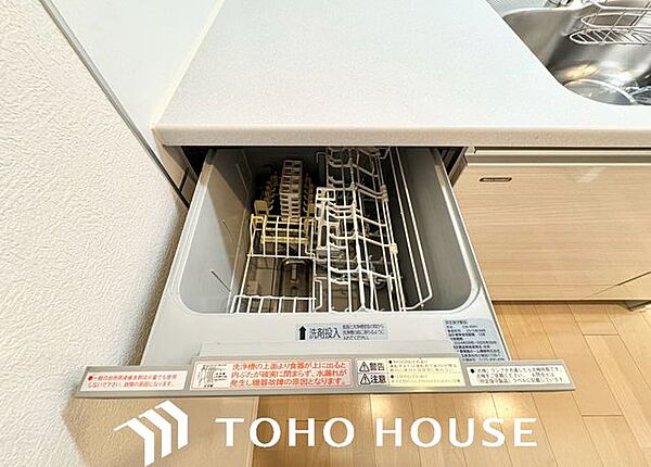 食後の片付けをサポートする食器洗い乾燥機付き。食器洗いの負担を減らし、ゆとりある時間を生み出します。仕事帰りや忙しい日も、家事を効率よく進められるキッチンです。