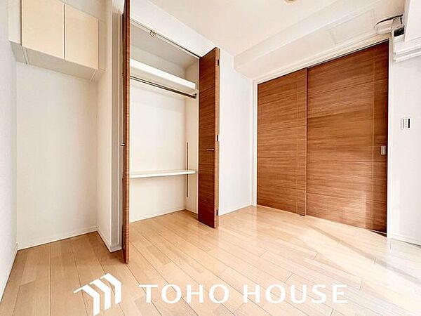 主寝室には大収納のクロゼットを配置しました。ご自慢のお洋服をしっかりとしまえる、確かな収納力を備えています。
