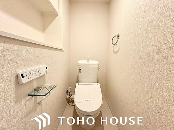 毎日気持ちよく使えるよう、衛生面と清潔感に配慮された快適なトイレ空間です。シンプルなデザインで日常のお手入れもしやすく、心地よいプライベート空間を保てます。
