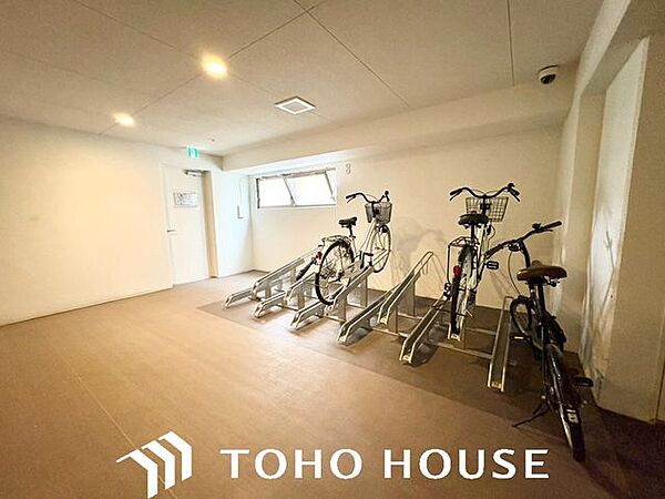 自転車を利用する方に注目してほしい、各フロアに設けられた自転車スペース。住戸に近い場所で保管できるため、出し入れの負担を軽減できます。盗難対策を重視する方にも嬉しいポイントです。