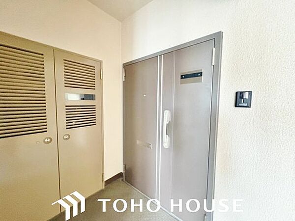 共用廊下側からの視線や防犯面に配慮された、シンプルでオーソドックスなマンションの玄関扉。新聞受けやインターホンがコンパクトにまとまっており、毎日の通行がスムーズに行える機能的な造りです。