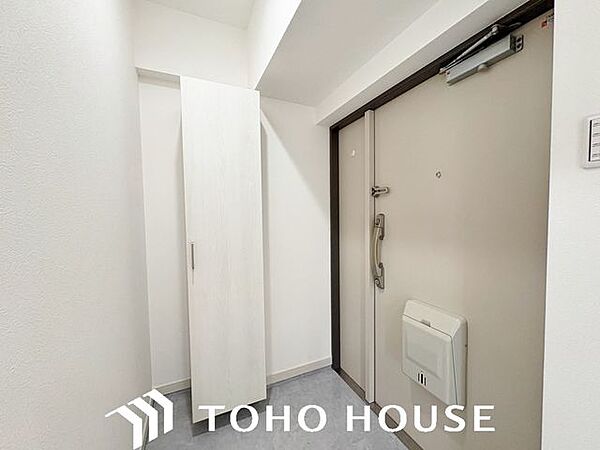 段差を抑えたフラットな設計が特徴的な、機能性の高いマンションの玄関内。備え付けのシューズボックスにより限られた空間を有効活用でき、常に清潔感のあるスッキリとした状態をキープしやすい設計です。