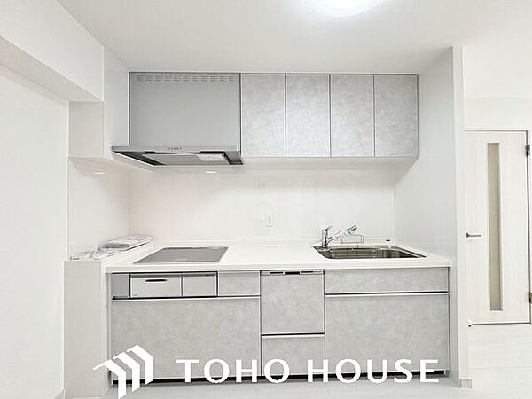調理スペースやシンクへのアクセスがスムーズな、使い勝さに配慮された設計。配膳や片付けの移動距離が短く日々の調理を効率よく行えるため、忙しい時間帯の家事負担を大幅に軽減してくれます。