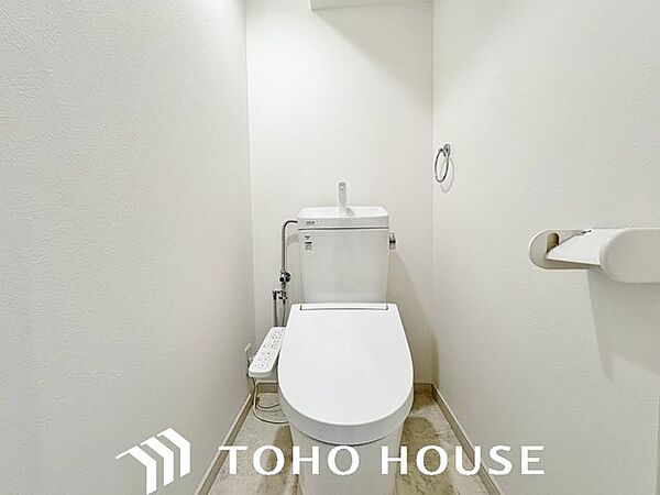 いつまでも清潔な空間であって頂けますように、目に留まるだけではなく、汚れをふき取り易いフロアと壁紙をチョイス致しました。