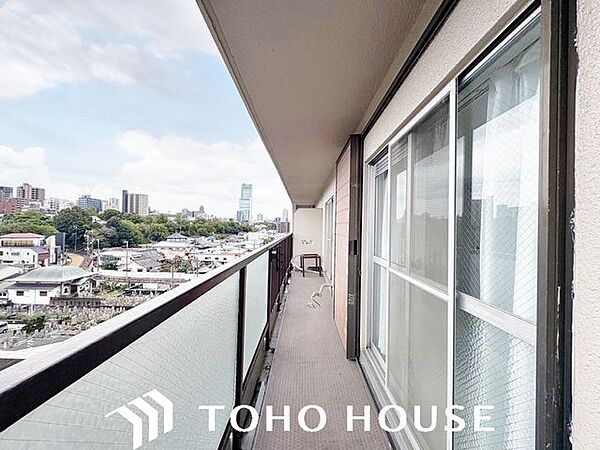室内に明るい光と心地よい風を届ける、開放的な設計のバルコニー。手すり壁の仕様や配置により、外からの視線を適度に遮りながらも、日中の採光を効率よく取り込めるよう配慮された快適な空間です。