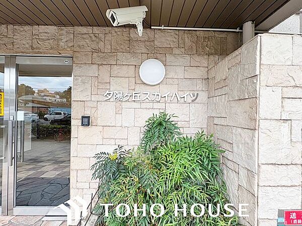 居住者の安全面やプライバシーに配慮して設計されたエントランス。不審者の侵入や部外者の立ち入りを未然に防ぐ防犯対策（またはオートロック等）が施されており、日々の暮らしに確かな安心感をもたらします。