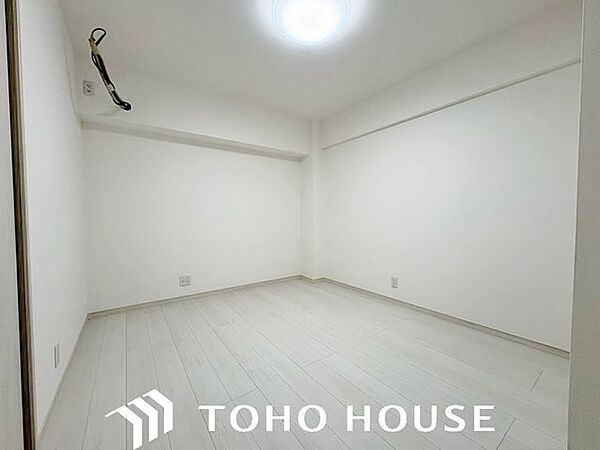 窓からの採光をしっかりと確保した明るい洋室。日中は自然光が室内に心地よく行き渡り、爽やかな空間を演出します。毎日の目覚めを心地よく迎えられるため、主寝室としての利用にもおすすめです。