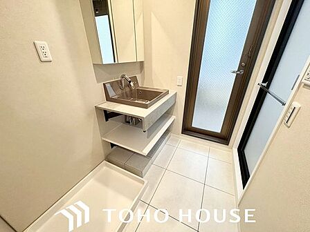 十分な大きさの洗面台は、身だしなみチェックや歯磨きなど、朝の慌ただしい時間でもホテルライクなスペースで余裕とゆとりを感じて頂けます。