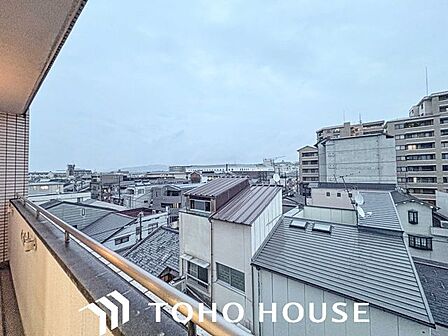 低層の建物が多く、5階からの眺望は開けており、風通しもよく開放感があります。