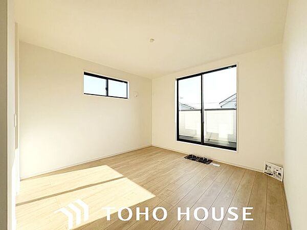 ～洋室(約8.0帖)～2階の約8.0帖は一番大きい部屋となっておりますので主寝室として利用可能です！WICがついていたりバルコニーもございますので使いやすい使用となっております♪