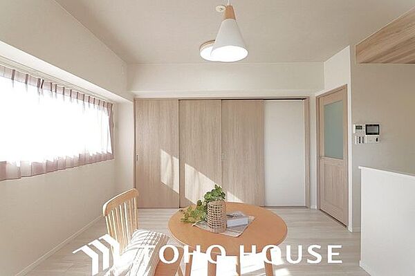 贅沢といえるほどの豊かな居住性と、プライドを満たすクオリティが見事に調和した住空間。リビングも広く設け、訪れる人々を暖かく迎えてくれます。