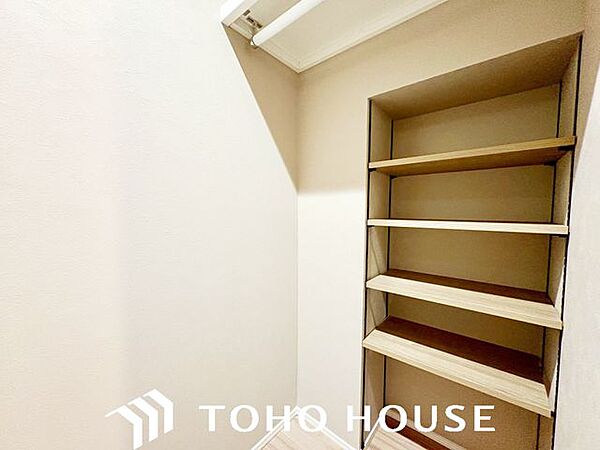 主寝室には大収納のクロゼットを配置しました。ご自慢のお洋服をしっかりとしまえる、確かな収納力を備えています。