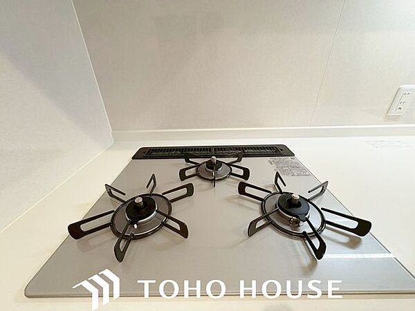 お手入れがしやすく、見た目もスタイリッシュなガラストップコンロ。