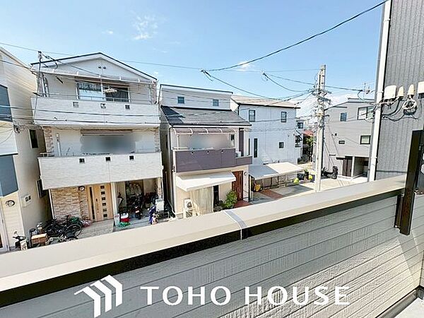 バルコニーからは開けた眺望を楽しむ事が出来る。光が注がれる青い空から鮮やかに赤色にゆっくりと染まり、漆黒に瞬く星を見上げる。そんな優しい時間がここでは流れてゆく。家族の笑顔が集まる空間。