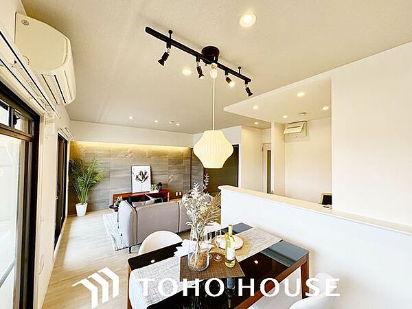 空気感という居心地の良いＢＧＭは、暮らしのステージを彩り、心からのやすらぎと満足感を与えてくれます。通風と採光を考慮したリビングは地域の鼓動を感じながらお寛ぎ頂くことが可能です。