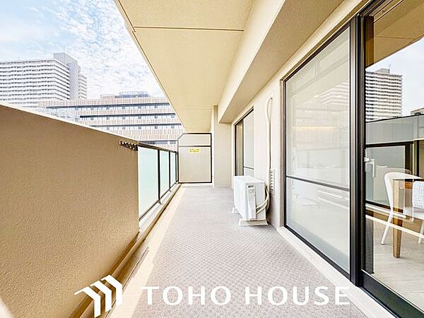 頬をなでる優しい風を感じることが出来るバルコニー。つい深呼吸をしたくなる気持ちの良い眺望はこのお部屋の自慢です。もちろんお洗濯物を干すスペースとしても十分な広さがあります。