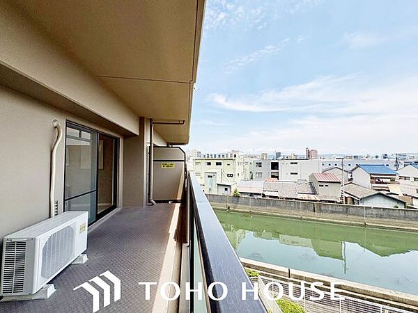 日当たり良好バルコニー！都市型生活をより快適にコーディネートするかのように、周りの情景とマッチしたバルコニー。住まうご家族の心地よさを最優先したバルコニーでは様々な時間を楽しめます。