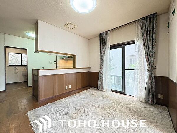 空気感という居心地の良いＢＧＭは、暮らしのステージを彩り、心からのやすらぎと満足感を与えてくれます。通風と採光を考慮したリビングは地域の鼓動を感じながらお寛ぎ頂くことが可能です。