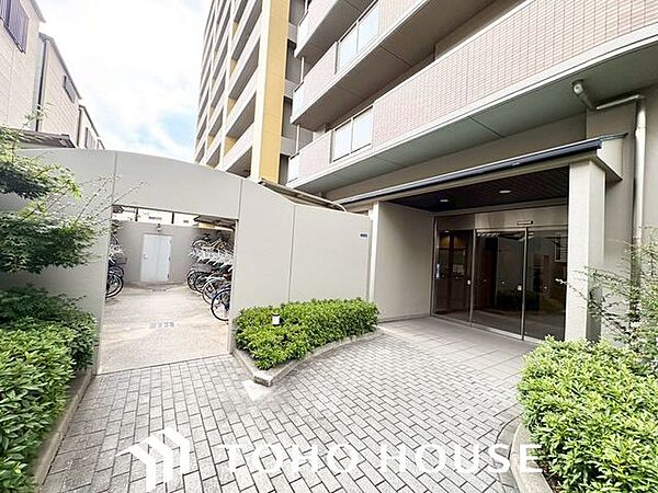 メインエントランスは低層マンションの贅を彷彿させるような佇まいとなっております。お住まいになられる方を考慮し、階段とスロープを設けているのも素敵です。