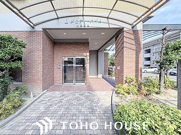 植栽が丁寧に管理された清潔感のあるエントランス