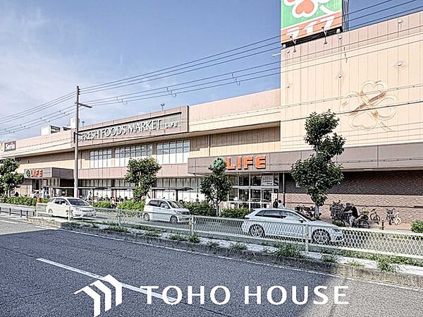 ライフ高殿店まで徒歩5分。食材に合わせて色々なスーパーを徒歩圏内でご利用いただけます。 360m