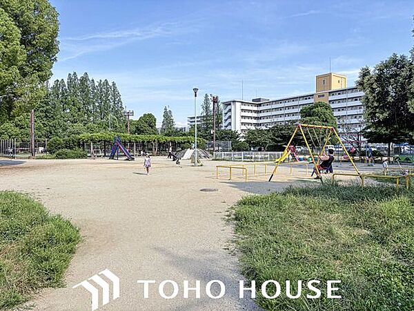 近所のお子さんで賑わいを見せる広い公園「旭公園」まで徒歩3分。 210m