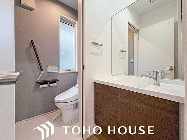 2階のトイレ横には独立洗面化粧台が設置されています。朝の慌しい時間帯に特に重宝しそうです。