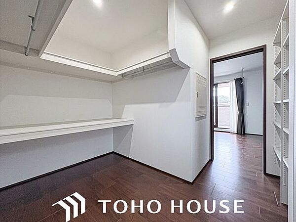主寝室のウォークインクローゼットはなんと5.1帖の広さがあり、あらゆるものがこちらで収納可能です。