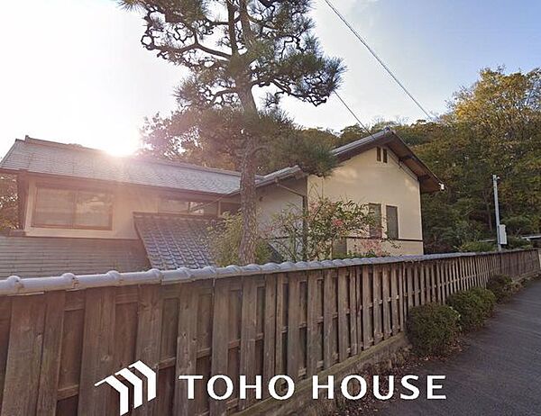 整然とした空間演出、オーナー様にとって快適な理想の暮らしの実現は家のみの拘りではなく、そこで暮らす方々にとって素敵な環境であることも挙げられると思います。四季折々の変化が奏でる鼓動を楽しんで下さい。