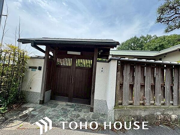 街に溶け合う美しい景観を生みだしているにも関わらず、採光や風通しを考えて設計された間取り。近隣との視線を考え、街全体で調整される窓位置。外観だけでなく、そこに住まうご家族の心地よさを最優先しました。
