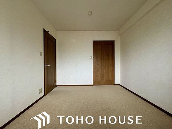 お子様の心と身体を見守る子供部屋として、思春期のプライバシーを重視したり、成長に合わせて机やベットを自由にレイアウトできるようにと、小さな自立心を育むお部屋作りを見越してご覧下さい。