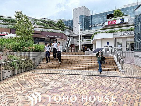 イオンモール北大路 北大路駅傍のイオンモールまで徒歩20分。こちらで生活用品、食料品などのお買い物は大体が完結いたします。 1600m