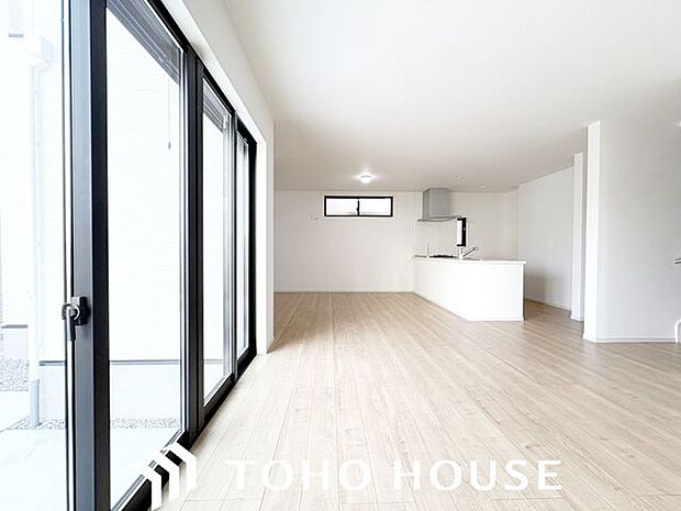 ～リビング階段～住まいの中心となる場所に階段を採用する事により、住まわれる人の動線を繋ぎ住まわれる人の通過点となり、すれ違いになりがちな生活の中で必ず顔を合わせ事のできる間取り設計となっております
