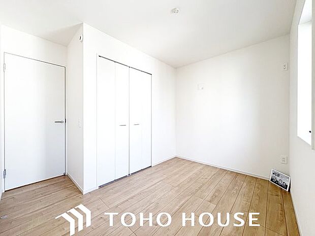～洋室(約5.0帖)～住まわれる人たちの独立したプライベートを確立した居住空間。集合住宅とは異なり、外壁を隔てたその先には奪われることのない空間があります。各居室しっかりとしたクロークも採用。