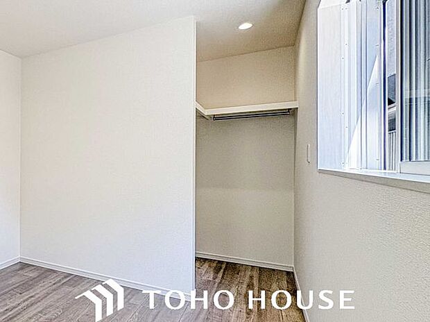 子供部屋にもしっかりと奥行きのあるウォークインクローゼットがございます。