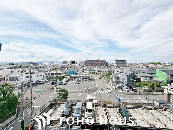 バルコニーからは開けた眺望を楽しむ事が出来る。光が注がれる青い空から鮮やかに赤色にゆっくりと染まり、漆黒に瞬く星を見上げる。そんな優しい時間がここでは流れてゆく。家族の笑顔が集まる空間。