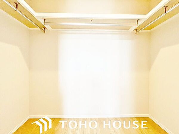たくさんの洋服をかけてもシワになりにくいウォークインクローゼット。洋服以外にも、普段使わない家電やスーツケース、ストック品など何でも片付く嬉しい空間です。