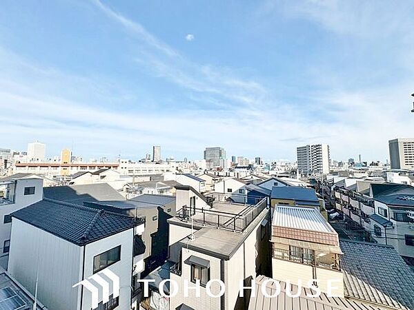 バルコニーからは開けた眺望を楽しむ事が出来る。光が注がれる青い空から鮮やかに赤色にゆっくりと染まり、漆黒に瞬く星を見上げる。そんな優しい時間がここでは流れてゆく。家族の笑顔が集まる空間。