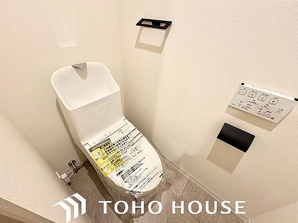 シンプルに清潔感のあるホワイト色。収納が付いて実用性も兼ね備えた造り。換気出来るよう、窓も完備。いつも清潔な空間であって頂けるよう配慮しました。