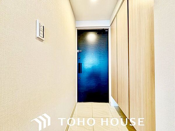上質感漂う玄関へのアプローチ。家族の帰りを待ち、訪れる方を優しく迎える。そんな安らぎに満ちた生活空間を予感させる生活イメージが湧き出てきそうな物件です。