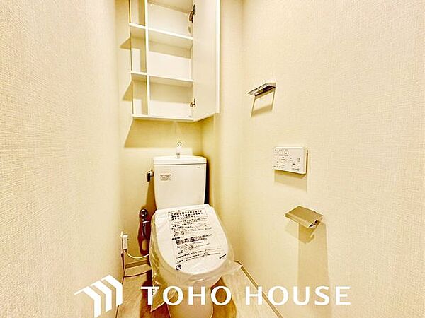 シンプルに清潔感のあるホワイト色。収納が付いて実用性も兼ね備えた造り。換気出来るよう、窓も完備。いつも清潔な空間であって頂けるよう配慮しました。