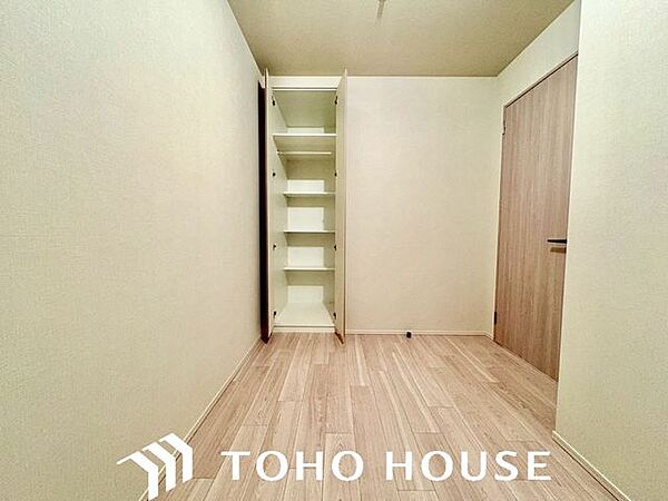 居室にはクローゼットを完備し、自由度の高い家具の配置が叶うシンプルな空間です。お子様の成長と必要になる子供部屋を与えるにはぴったりの間取りですね。